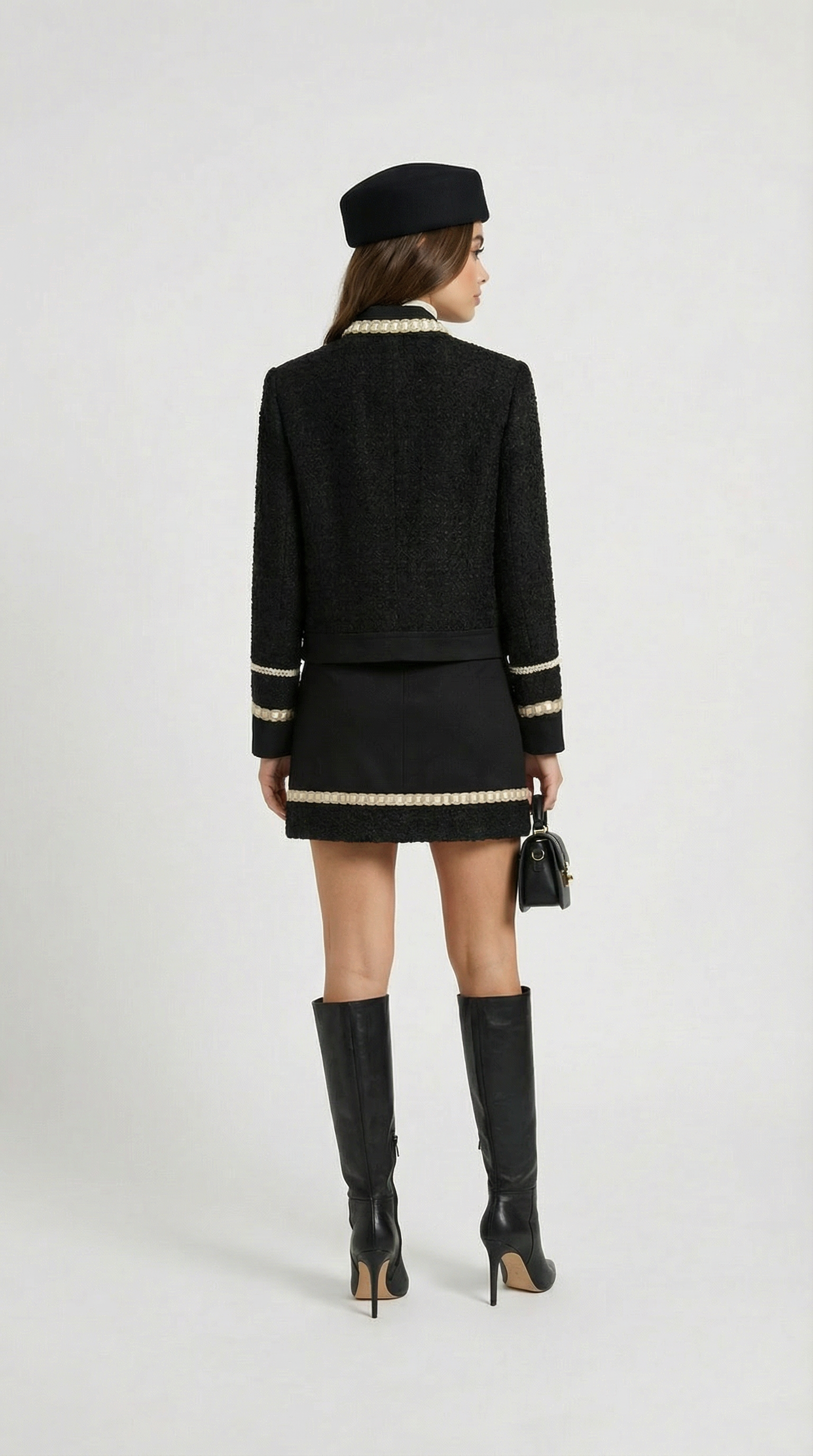 Ensemble tailleur en tweed noir Avelin, composé d'un haut et d'une mini-jupe trapèze.