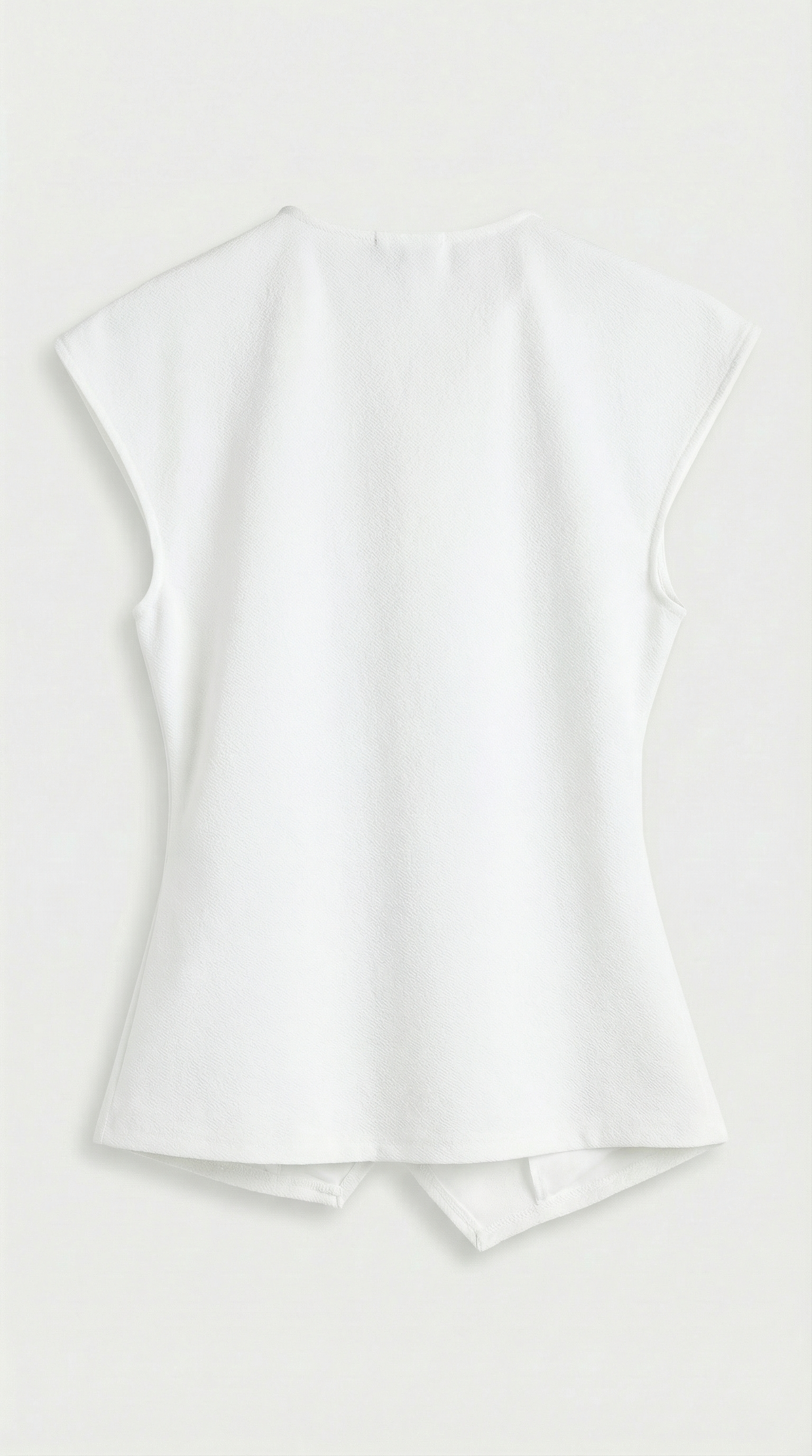 Liora - Raffung mit Pin-Akzent Minimalistisches Top Weiß