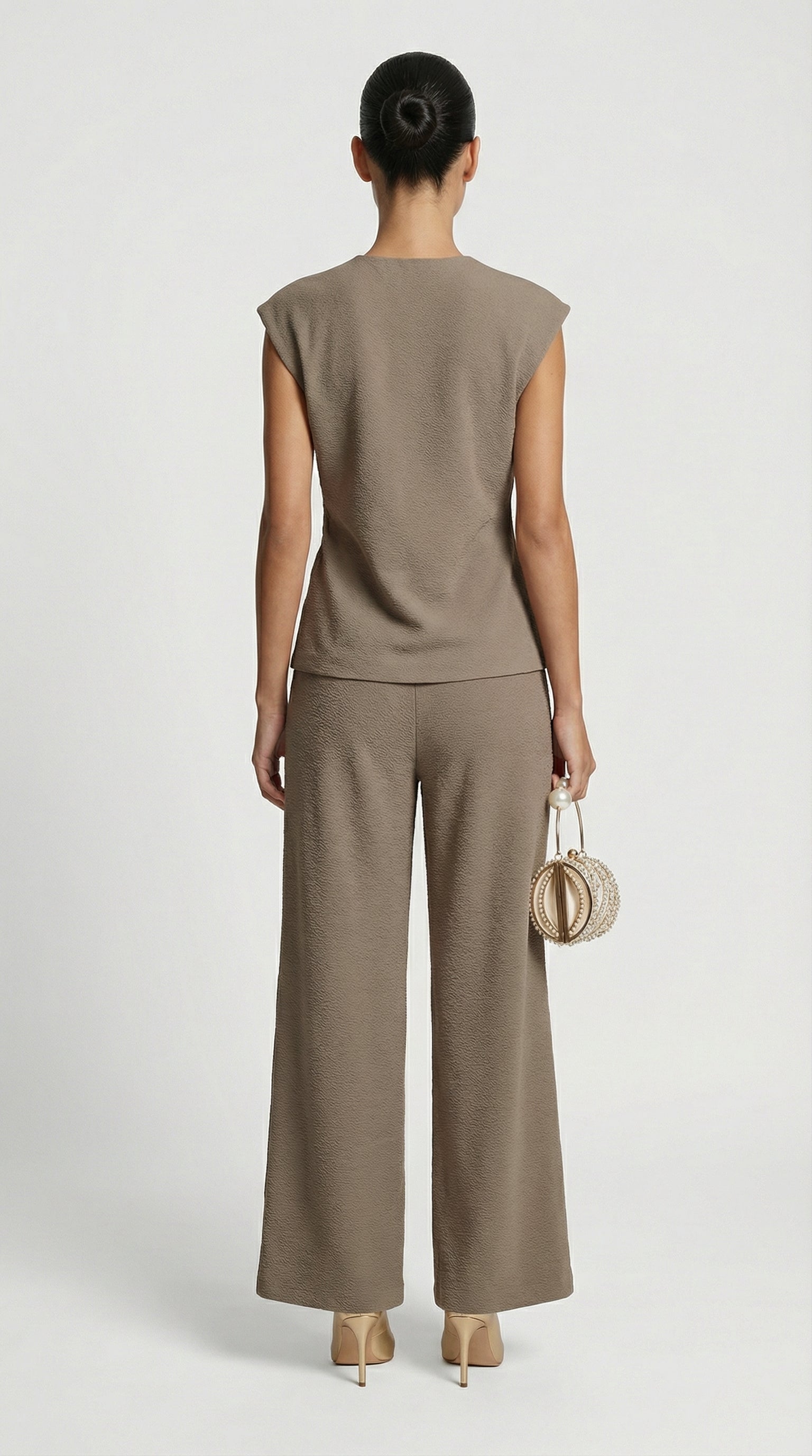 Liora - Top minimalista arricciato con spilla marrone chiaro