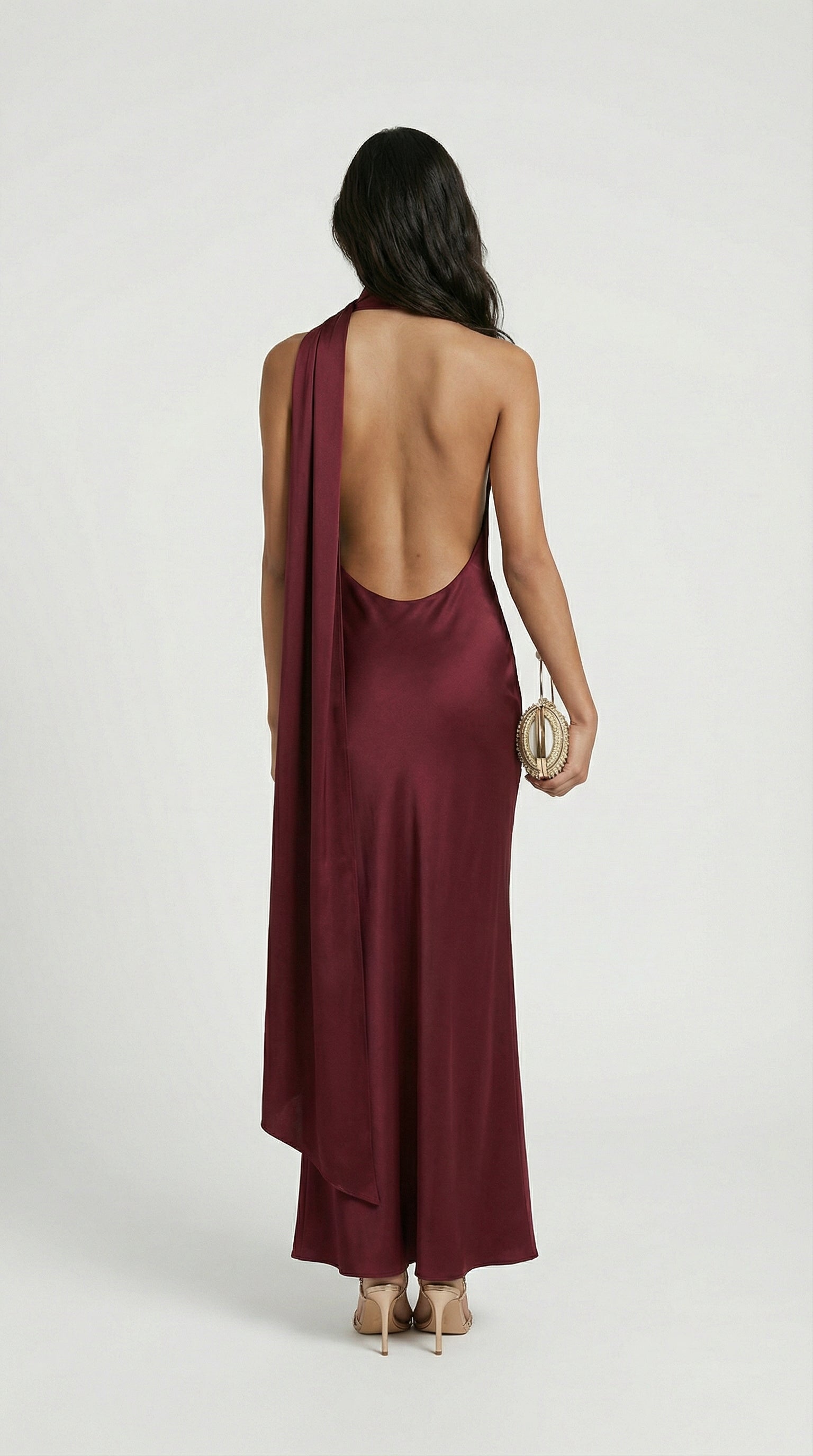 إيريس - فستان سهرة ساتان أنيق برقبة هالتر وشريط أحمر خمري