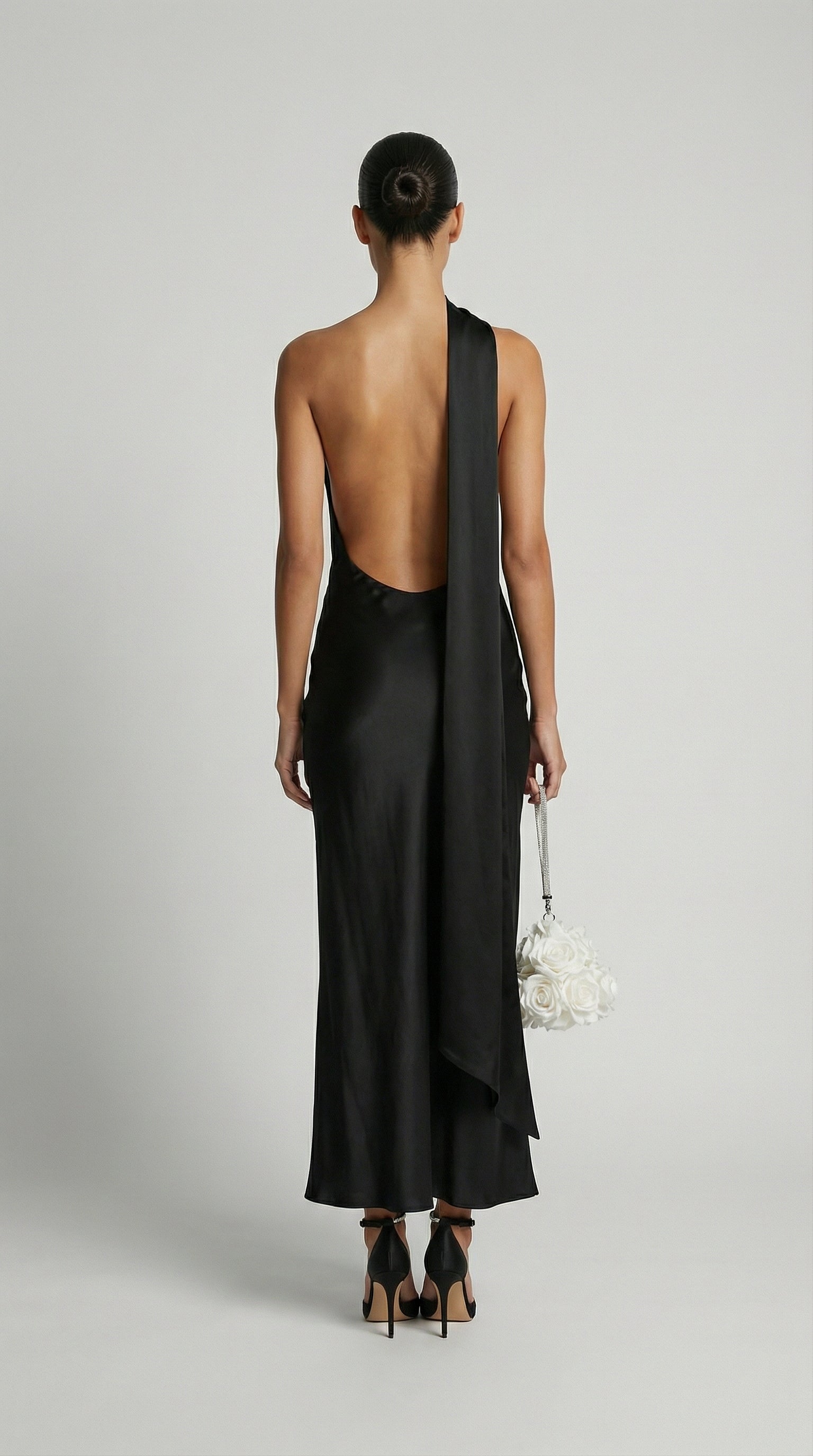 إيريس - فستان سهرة ساتان أنيق برقبة هالتر وشريط أسود