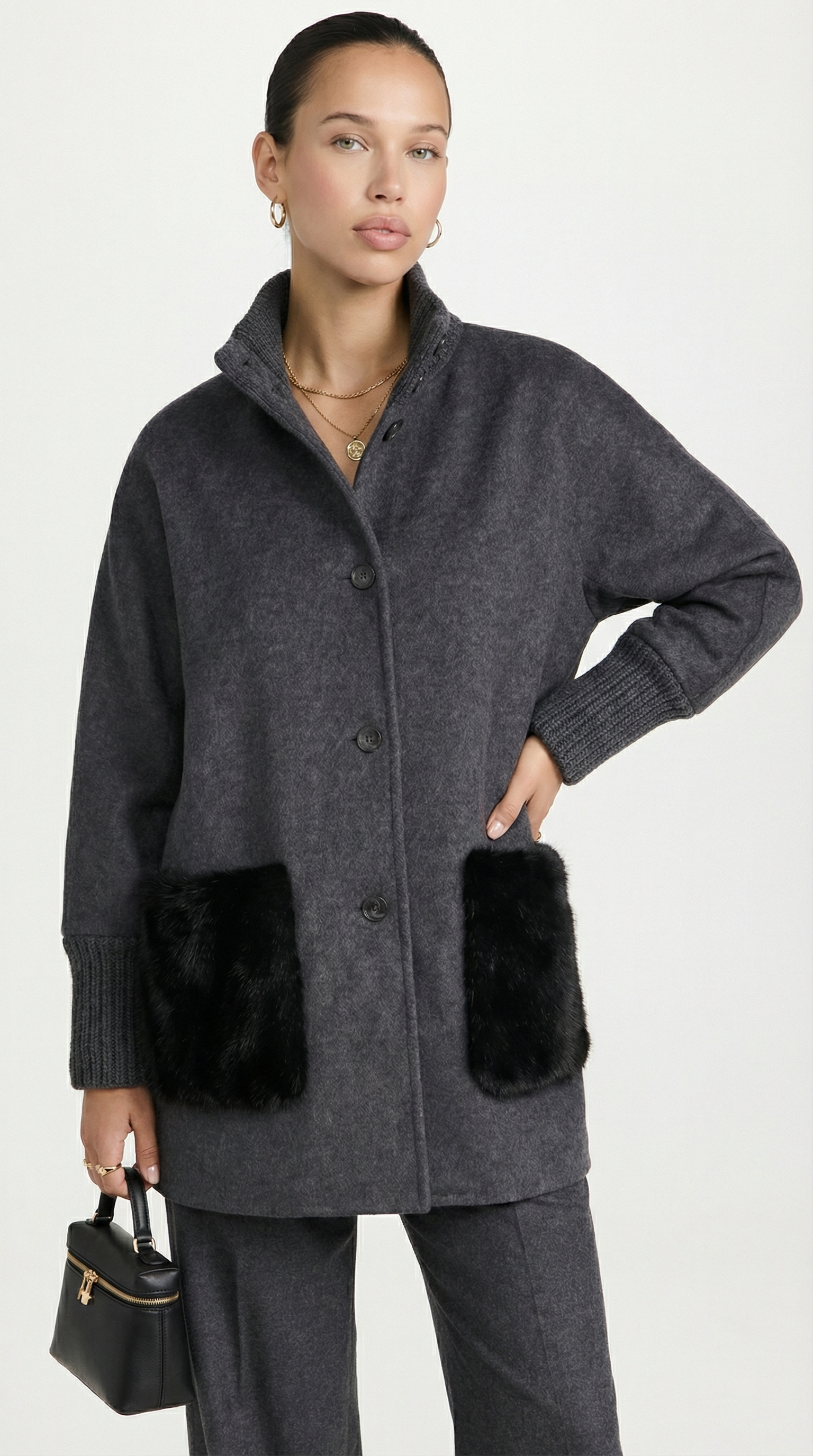 Seriss - Locker gestrickter Pelzpullover mit Stehkragen Grau