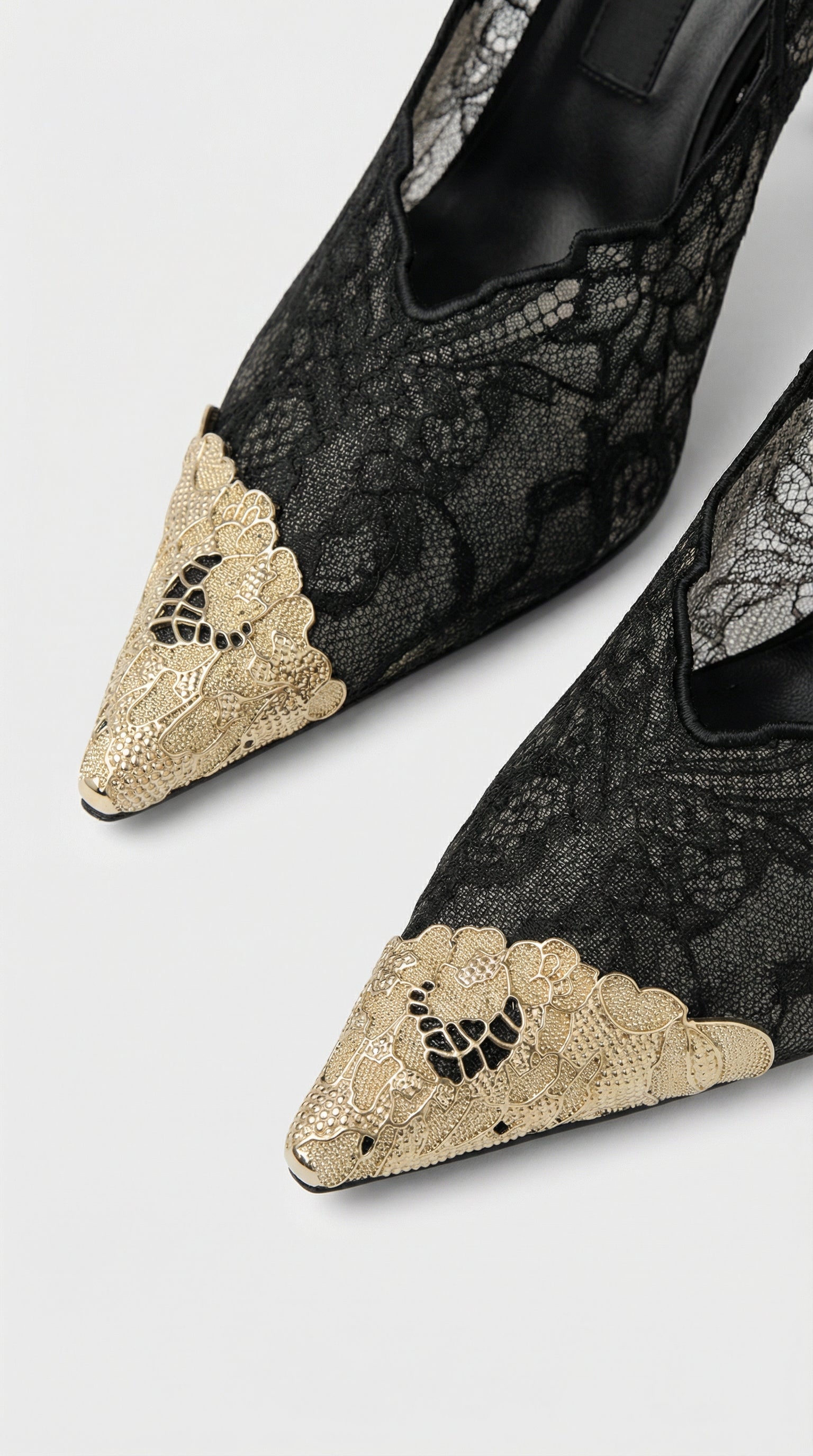 Kiva - Tacones puntiagudos de metal con bordado de encaje negro