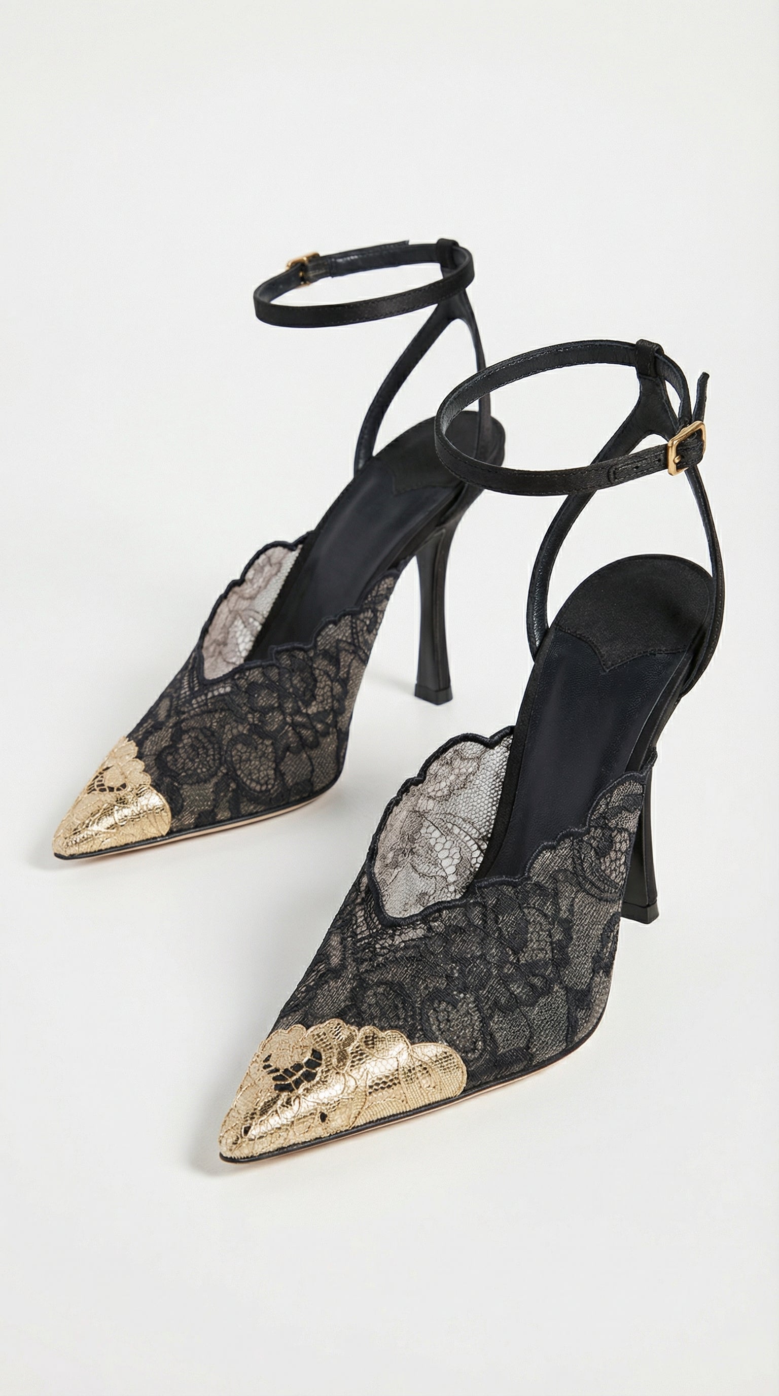 Kiva - Tacones puntiagudos de metal con bordado de encaje negro