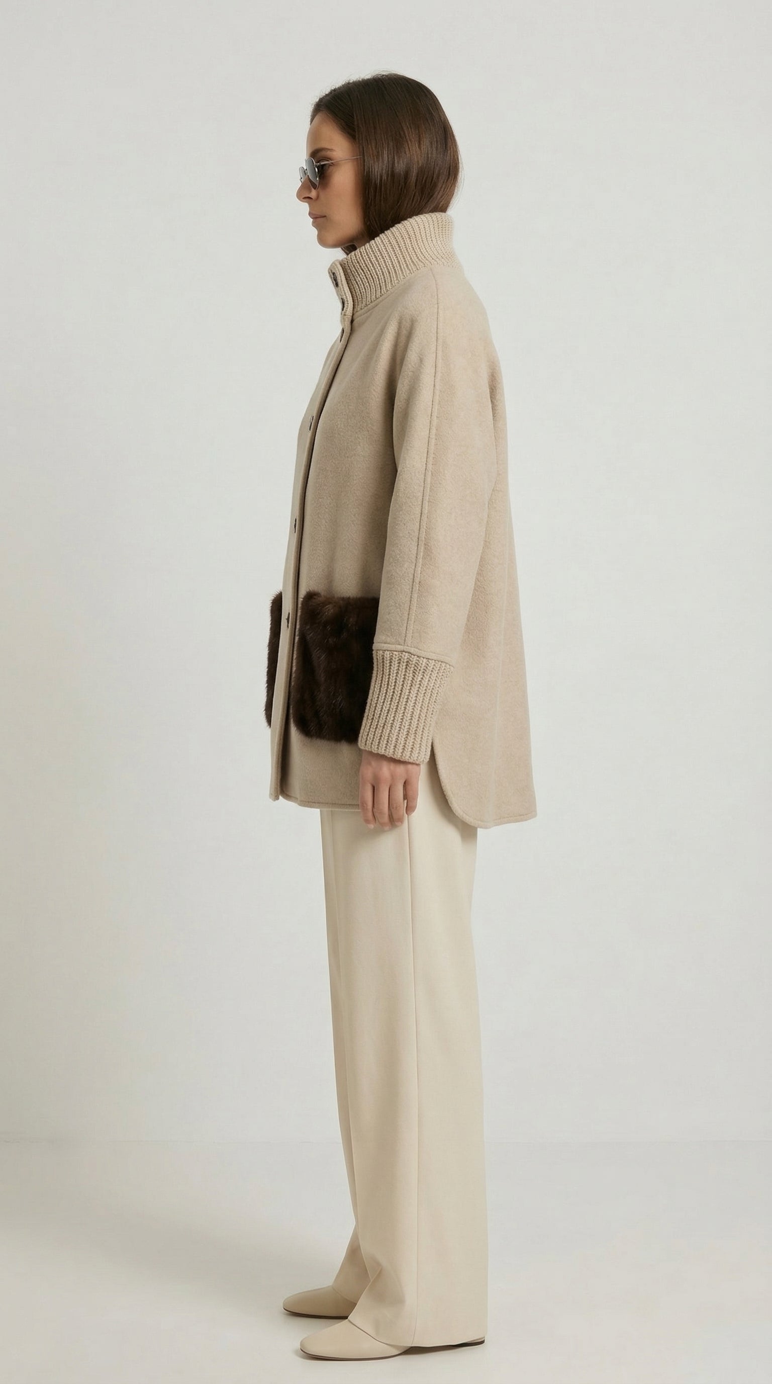 Seriss - Suéter de punto holgado de piel con cuello alto en beige