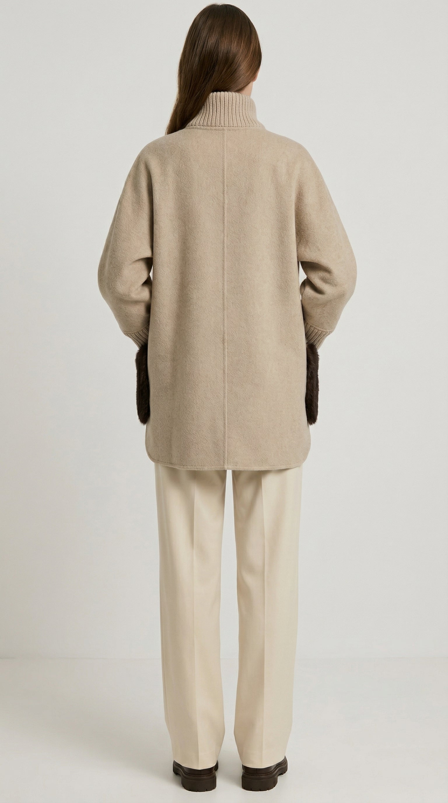 Seriss - Suéter de punto holgado de piel con cuello alto en beige