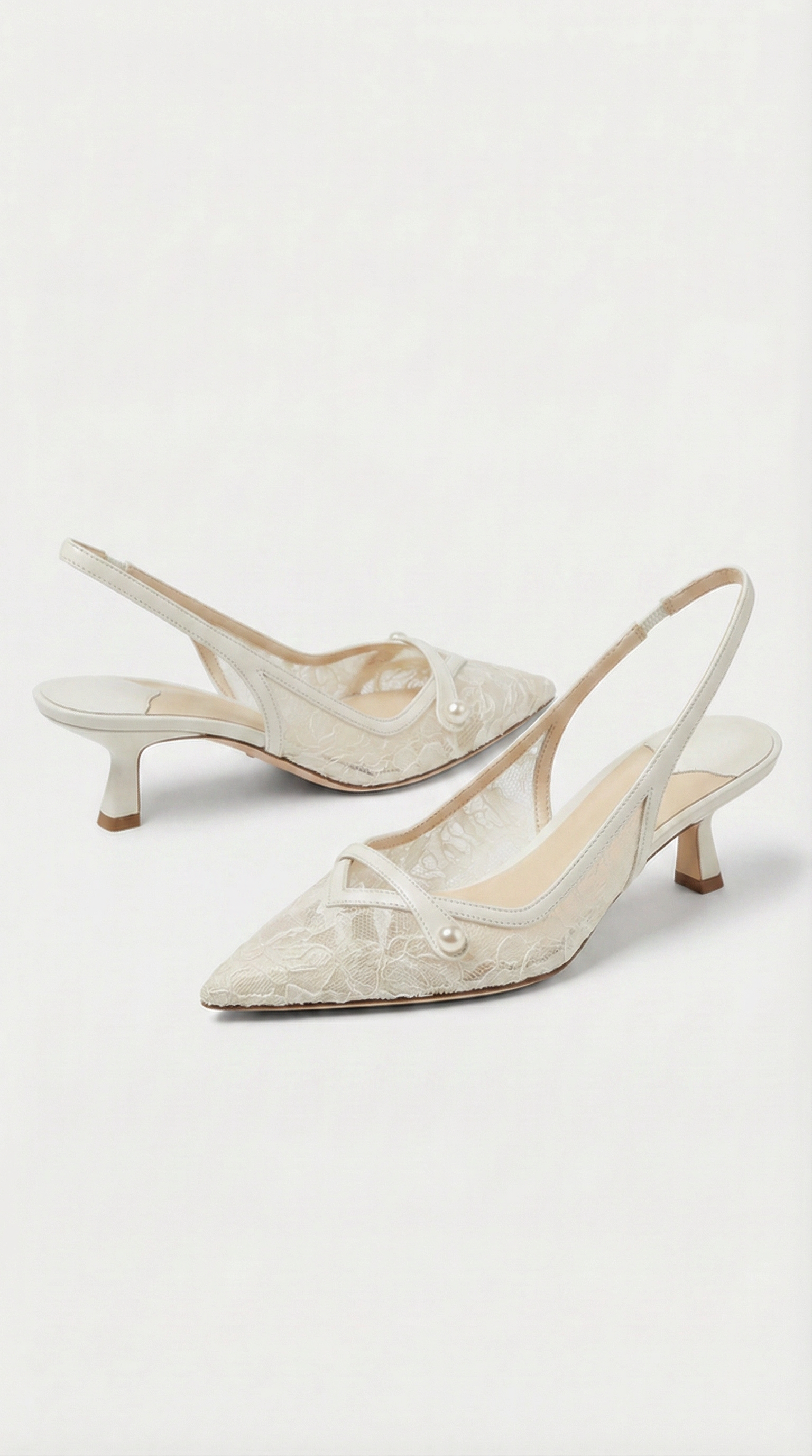 Camy - Stiletto Tuar Leac le Péarlaí agus Strap Slingback Bán