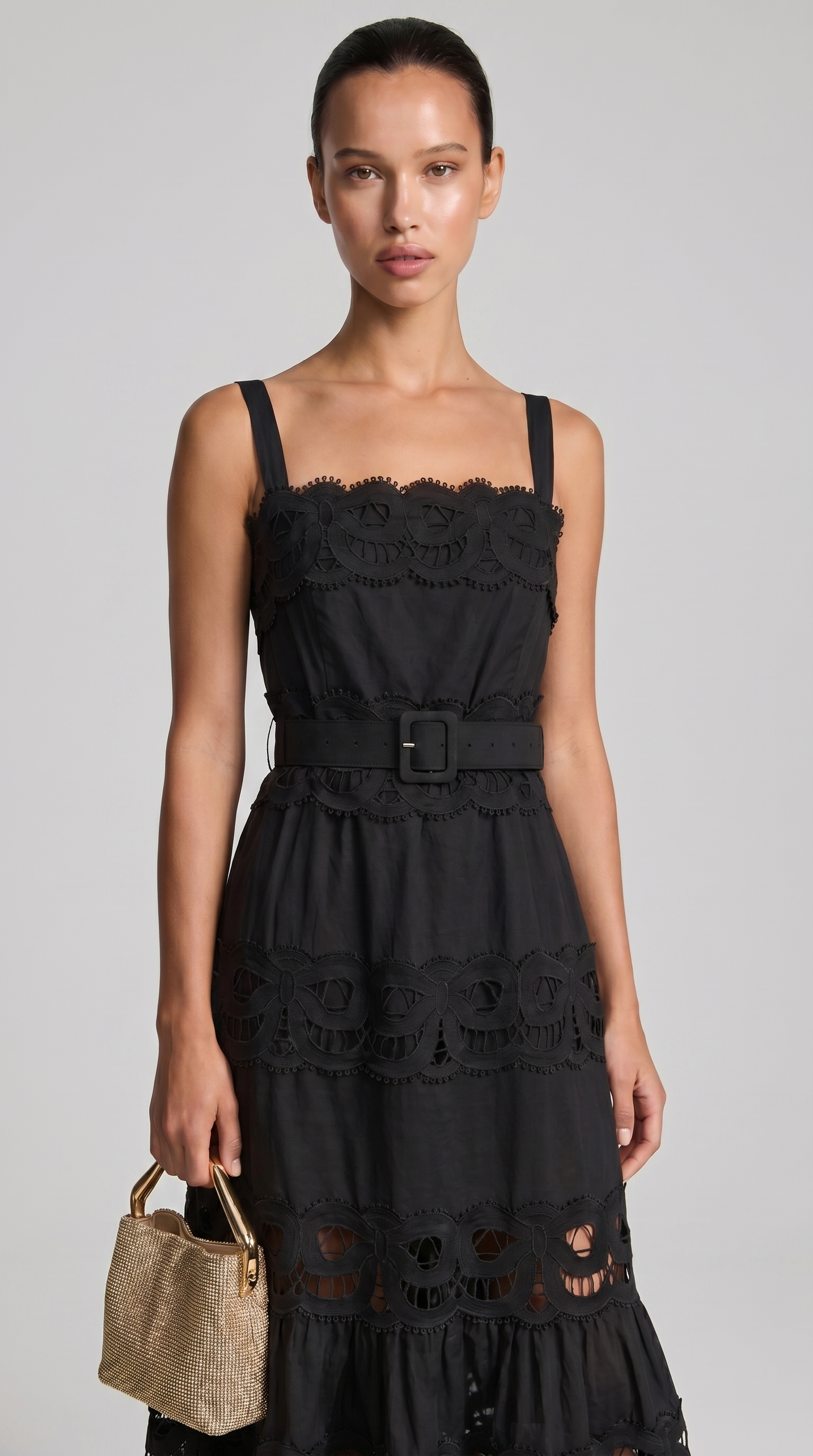 Seda - Maxikleid mit Gürtel und Ösenspitze Schwarz