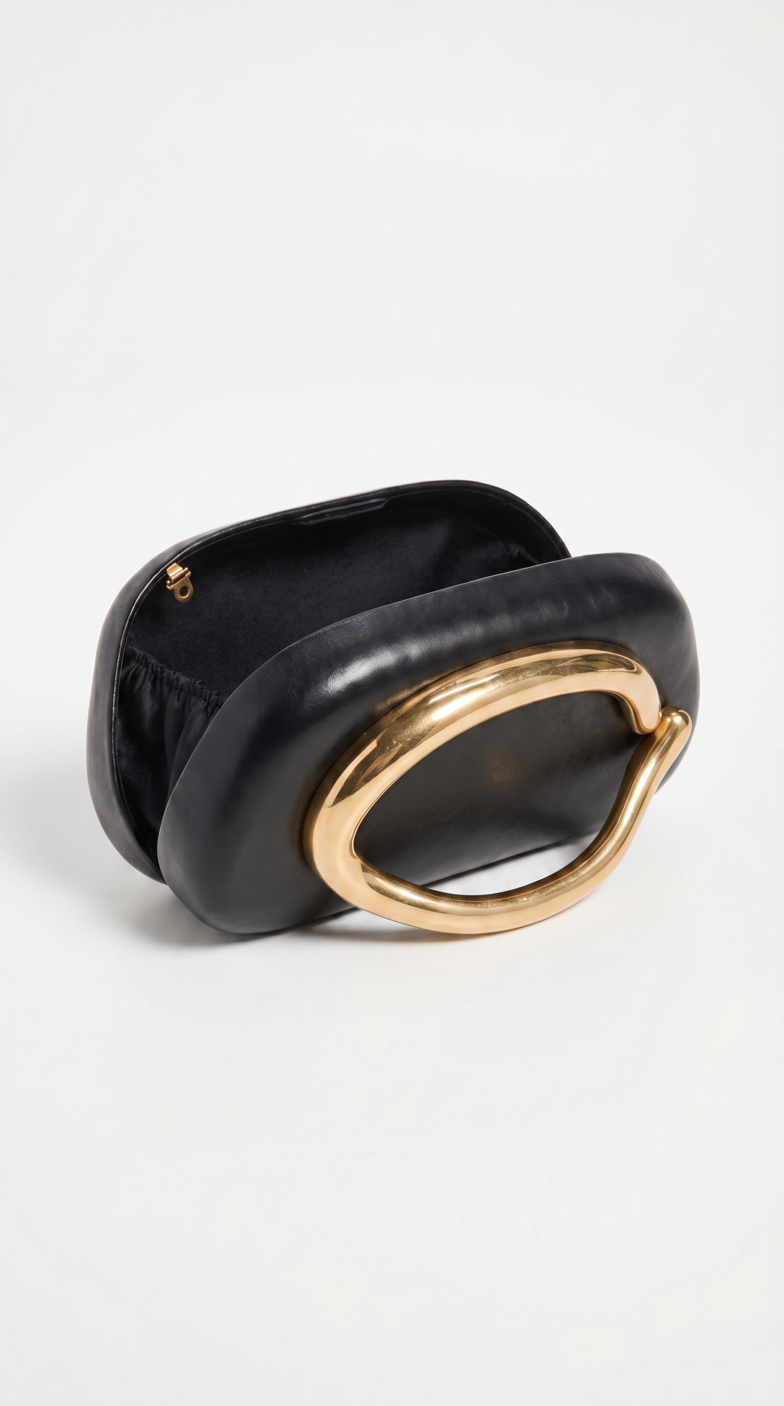 Sage - Pochette demi-lune noire avec anse métallique sculpturale