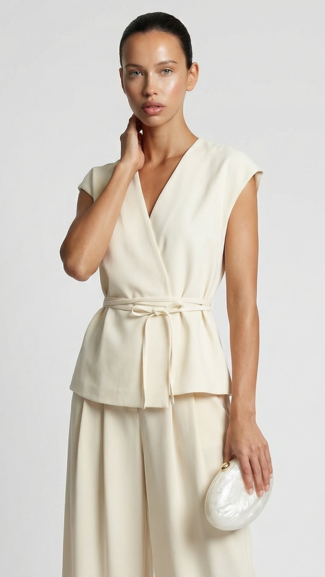 Epure - Top sin mangas con cinturón y cuello en V color marfil 