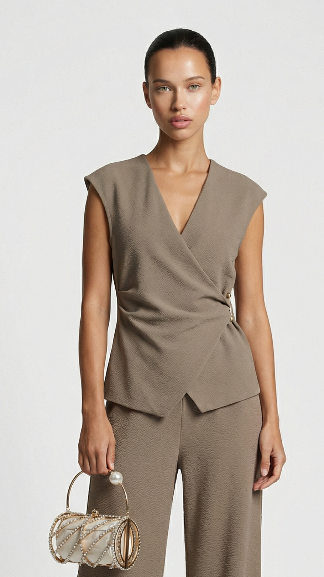 Liora - Top minimalista arricciato con spilla marrone chiaro