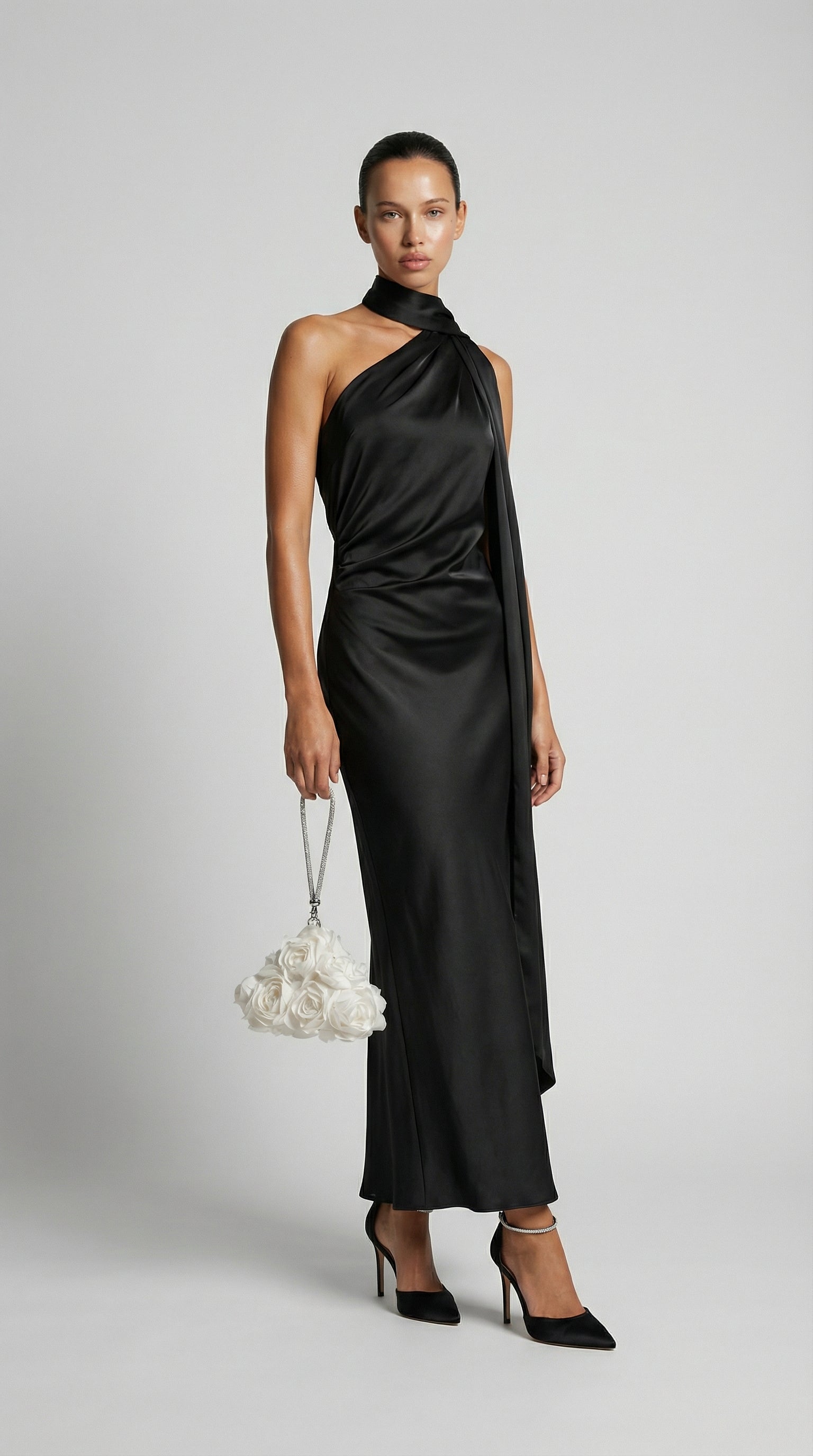 إيريس - فستان سهرة ساتان أنيق برقبة هالتر وشريط أسود