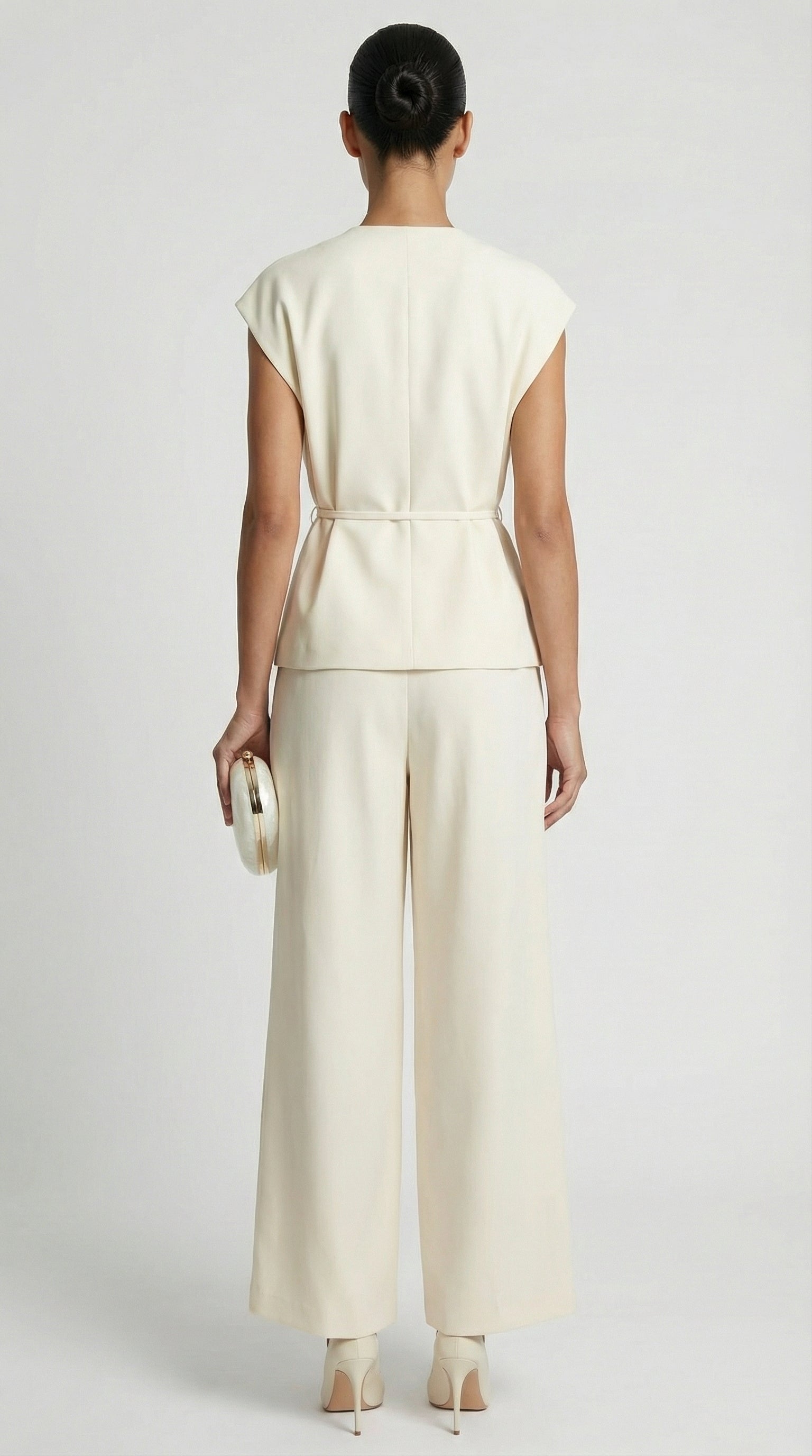 Epure - Top sin mangas con cinturón y cuello en V color marfil 