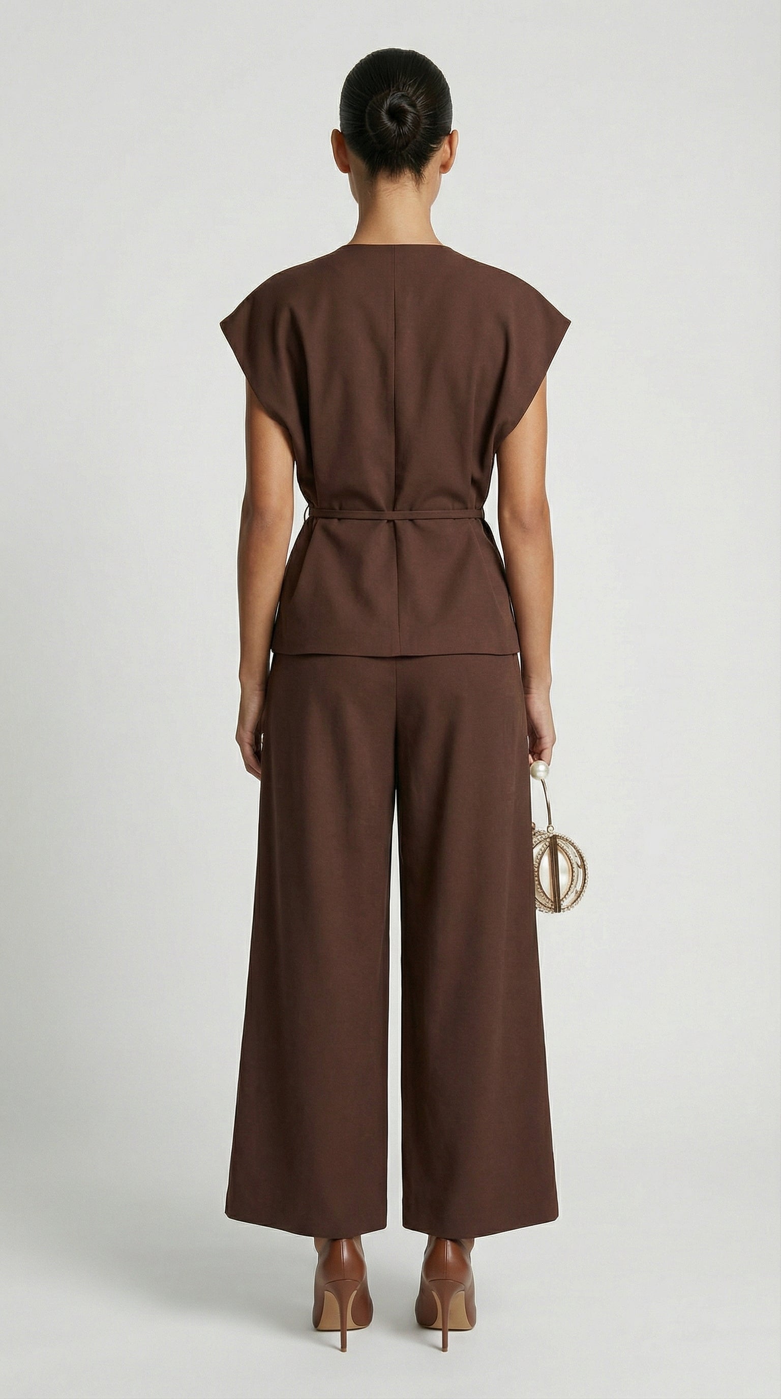 Epure - Top sin mangas con cinturón y cuello en V marrón 