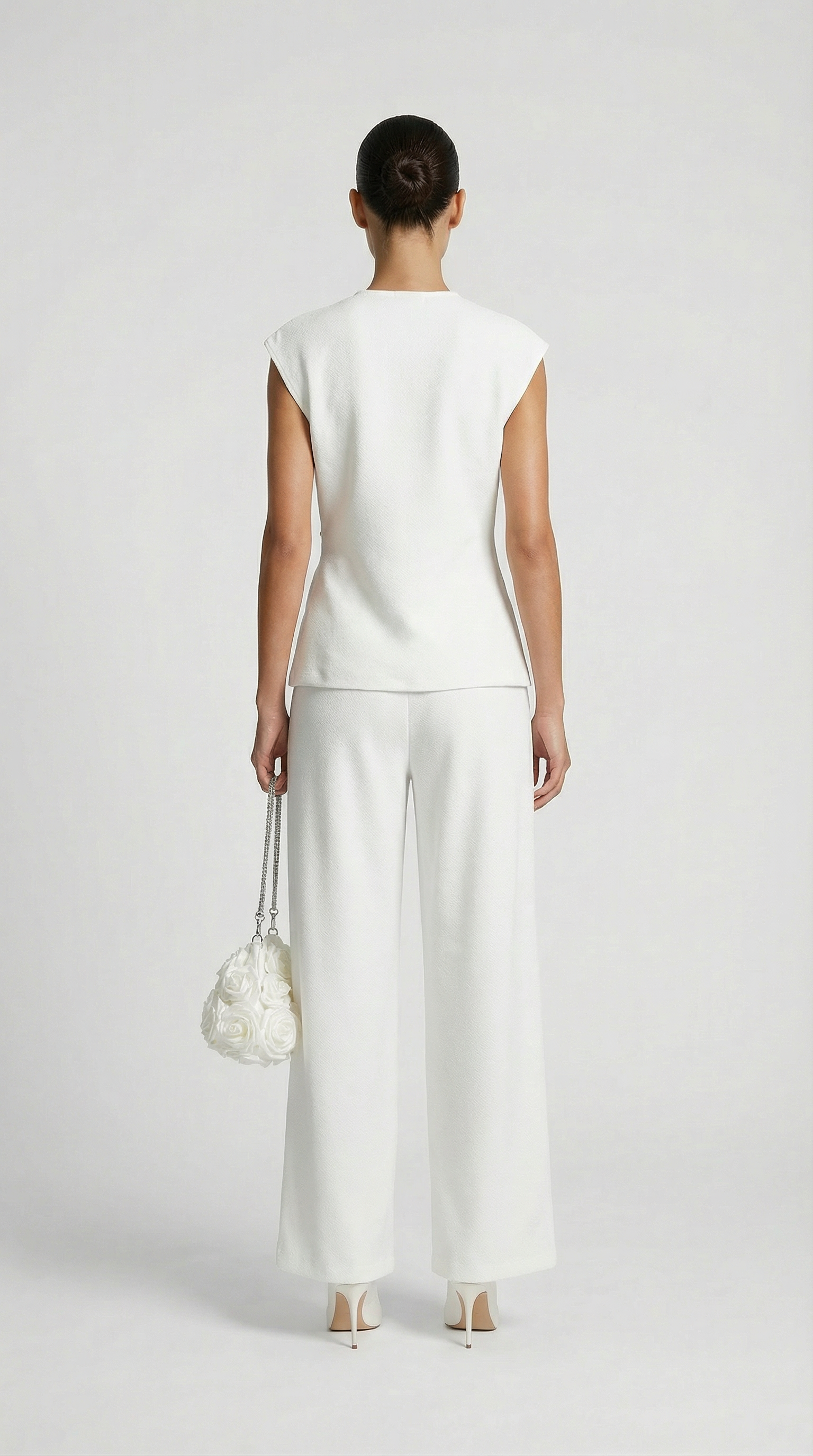 Liora - Top minimalista fruncido con detalle de alfileres en blanco 