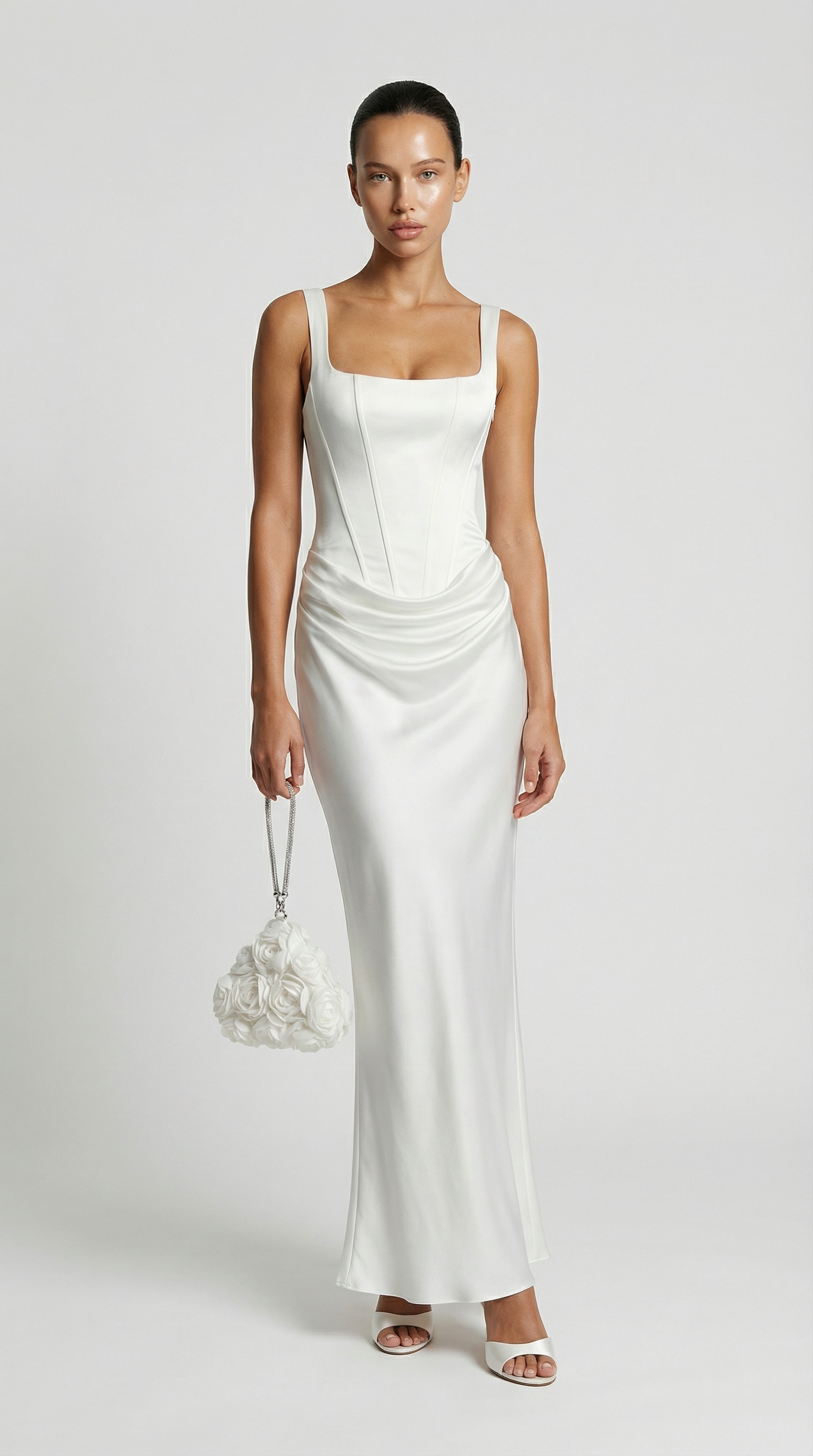 Aveline - Rzeźbiarska sukienka maxi z drapowaniem i wzorem jodełki biała