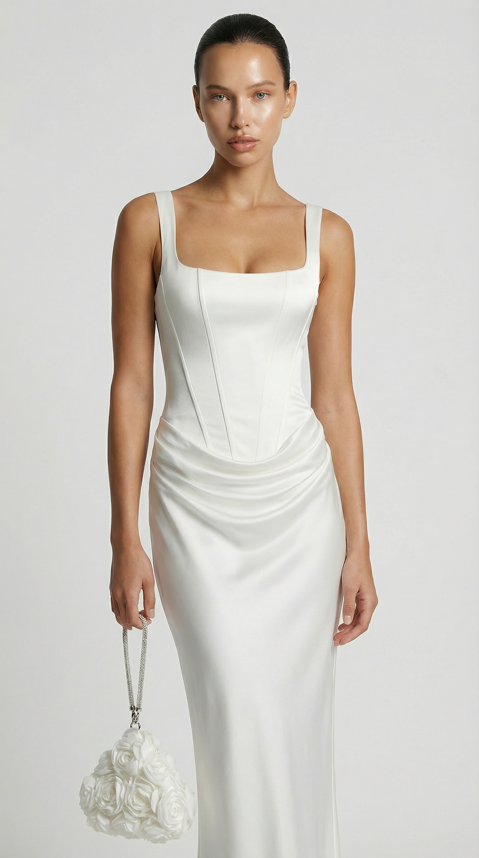 Aveline - Rzeźbiarska sukienka maxi z drapowaniem i wzorem jodełki biała