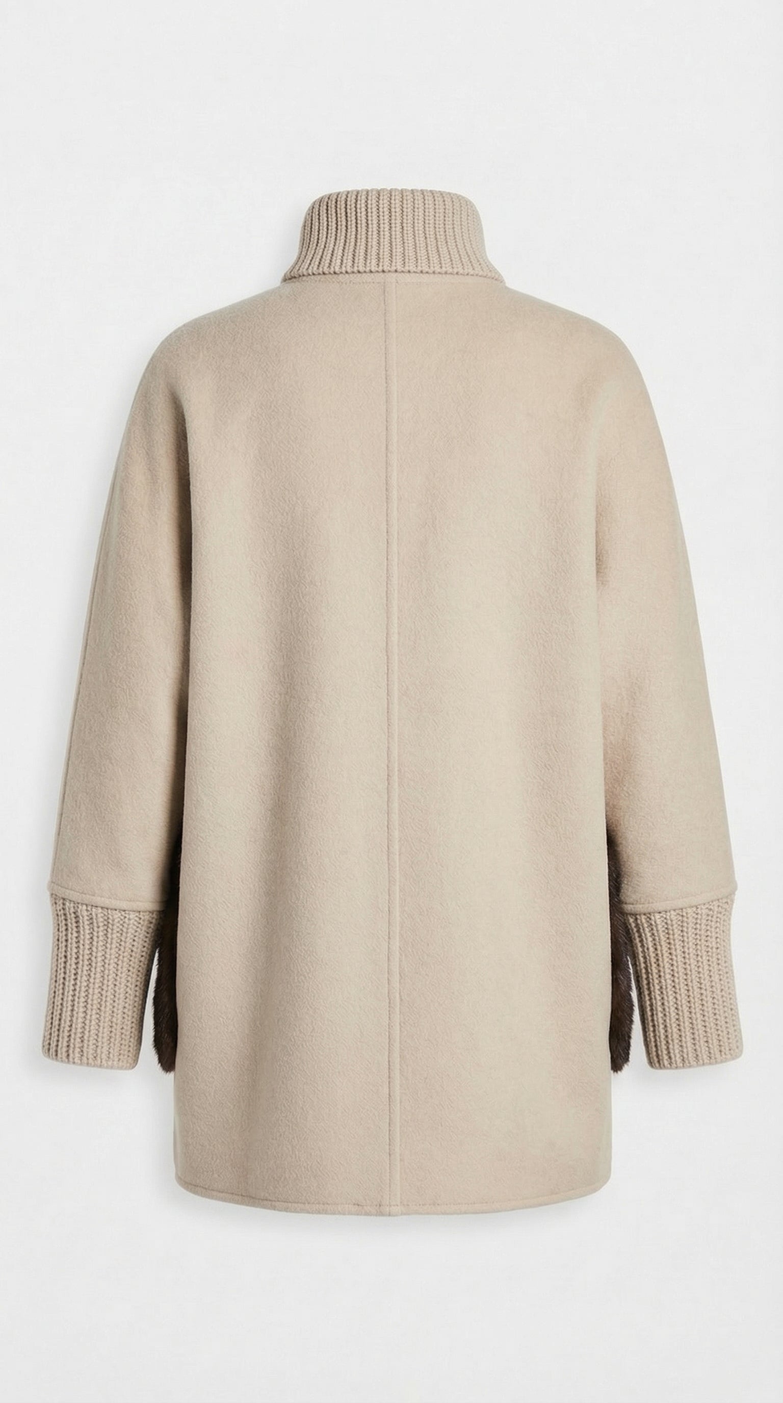 Seriss - Suéter de punto holgado de piel con cuello alto en beige