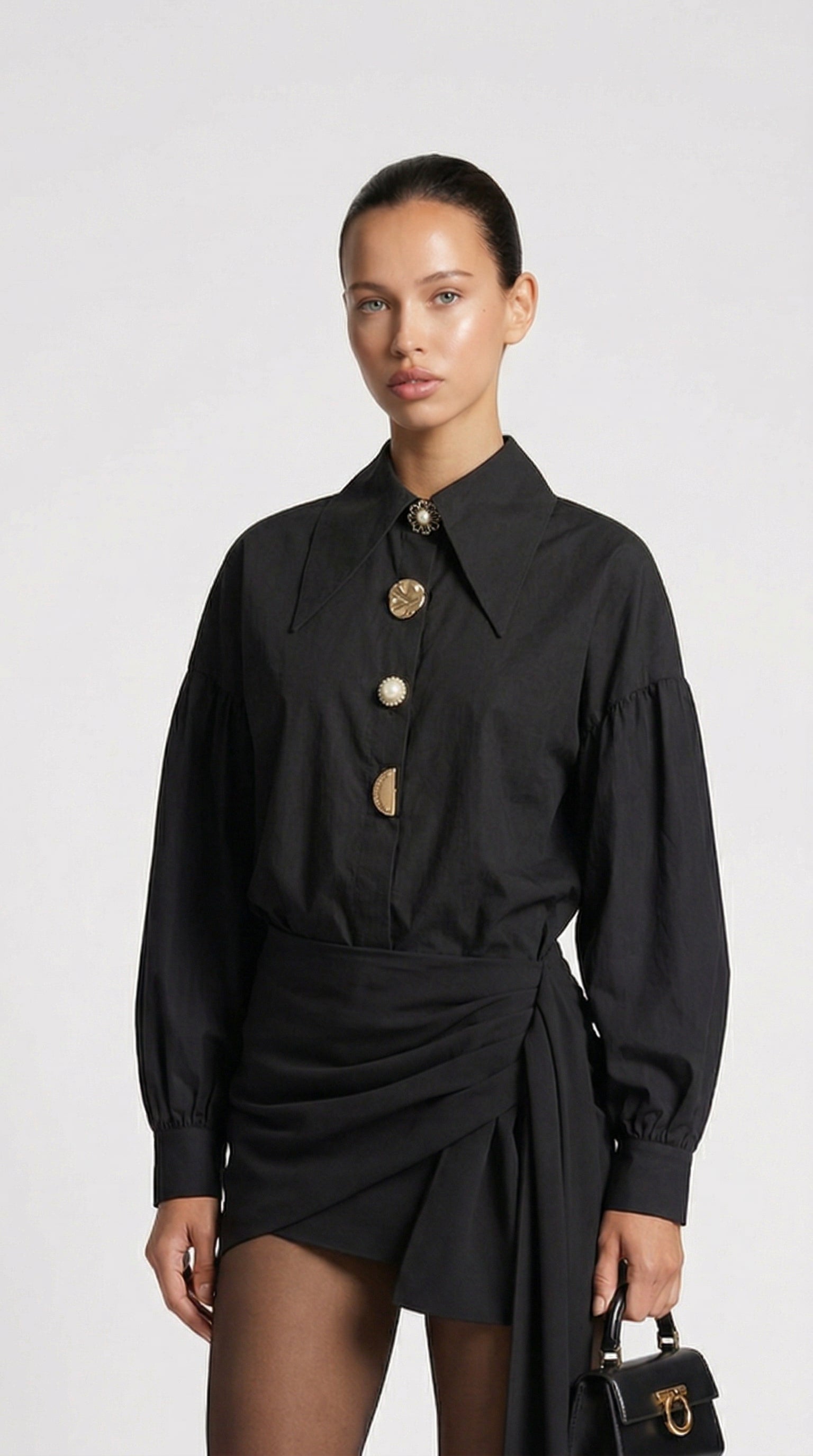 Verito - Camicia ampia a maniche lunghe con colletto appuntito e bottoni gioiello nera