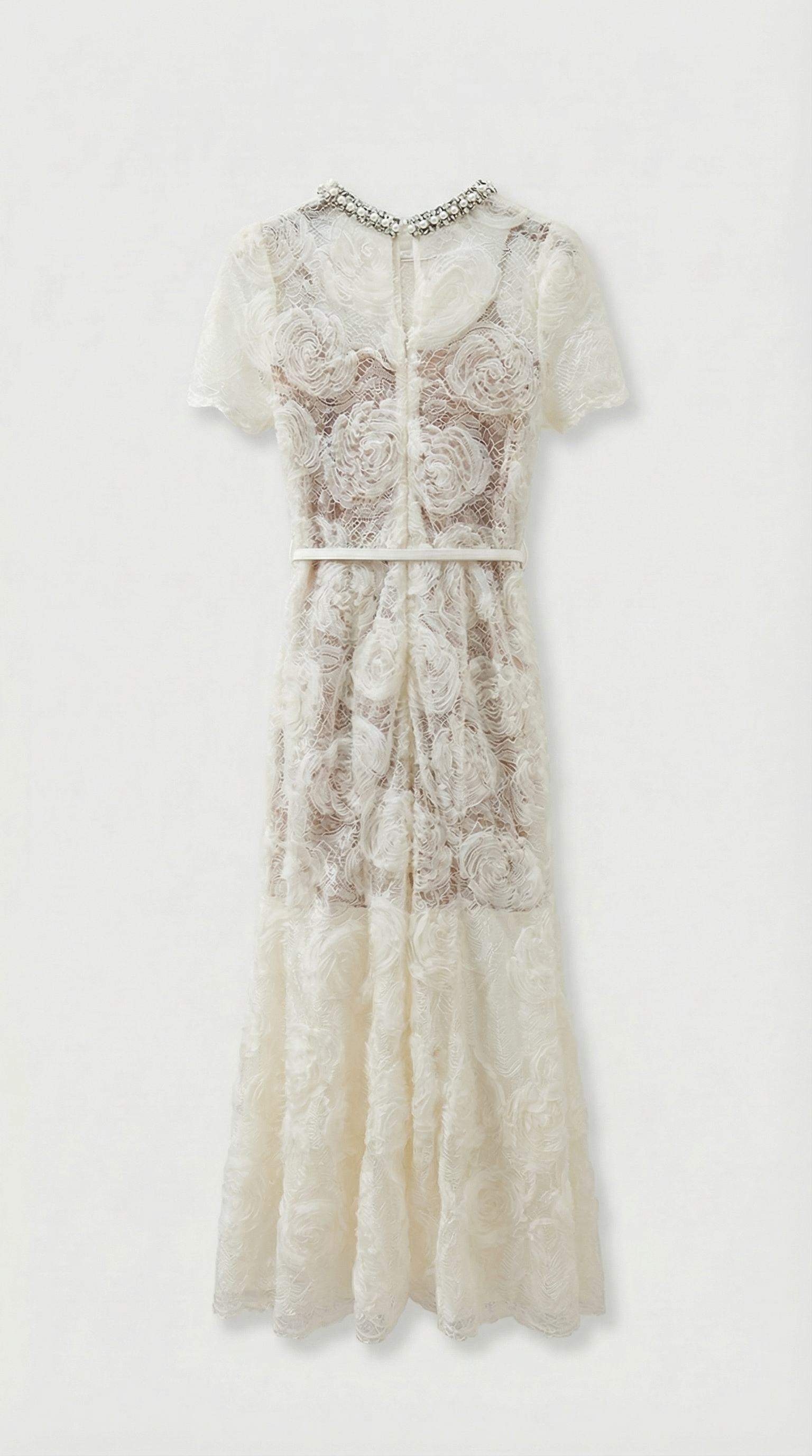 Tula - Robe longue en dentelle rose avec encolure ornée de cristaux