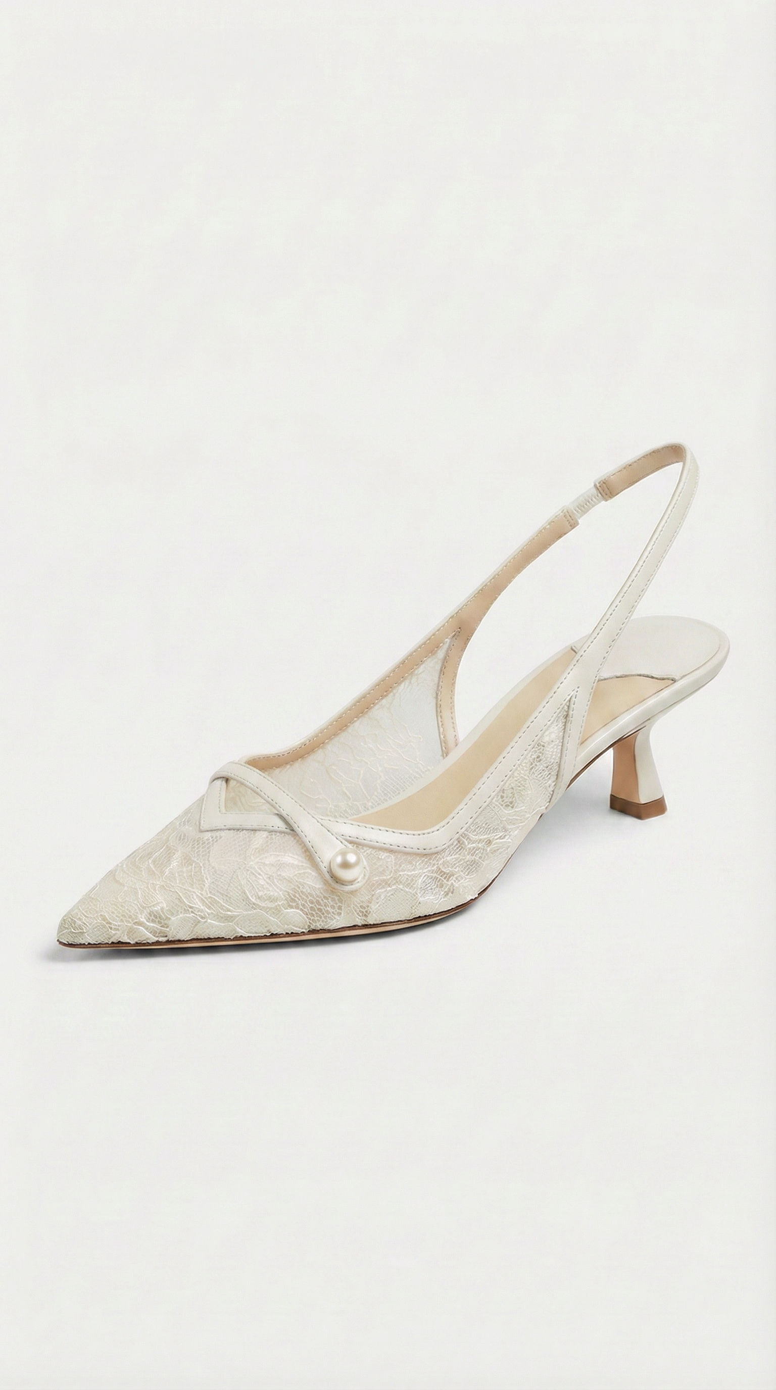 Camy - Stiletto Tuar Leac le Péarlaí agus Strap Slingback Bán