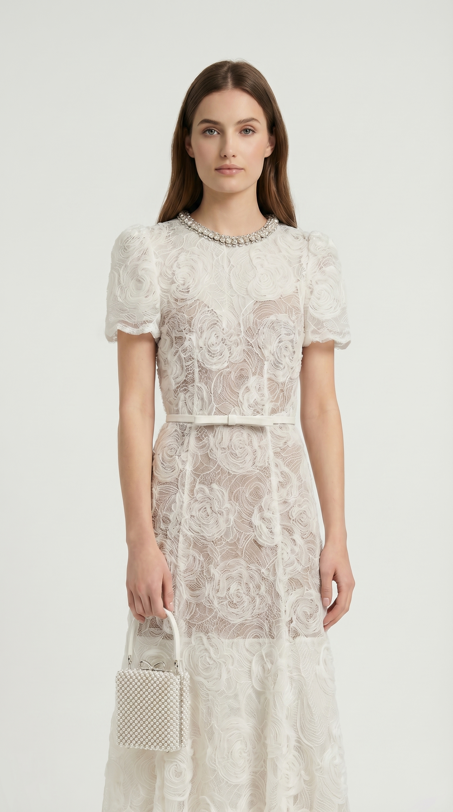 Tula - Robe longue en dentelle rose avec encolure ornée de cristaux