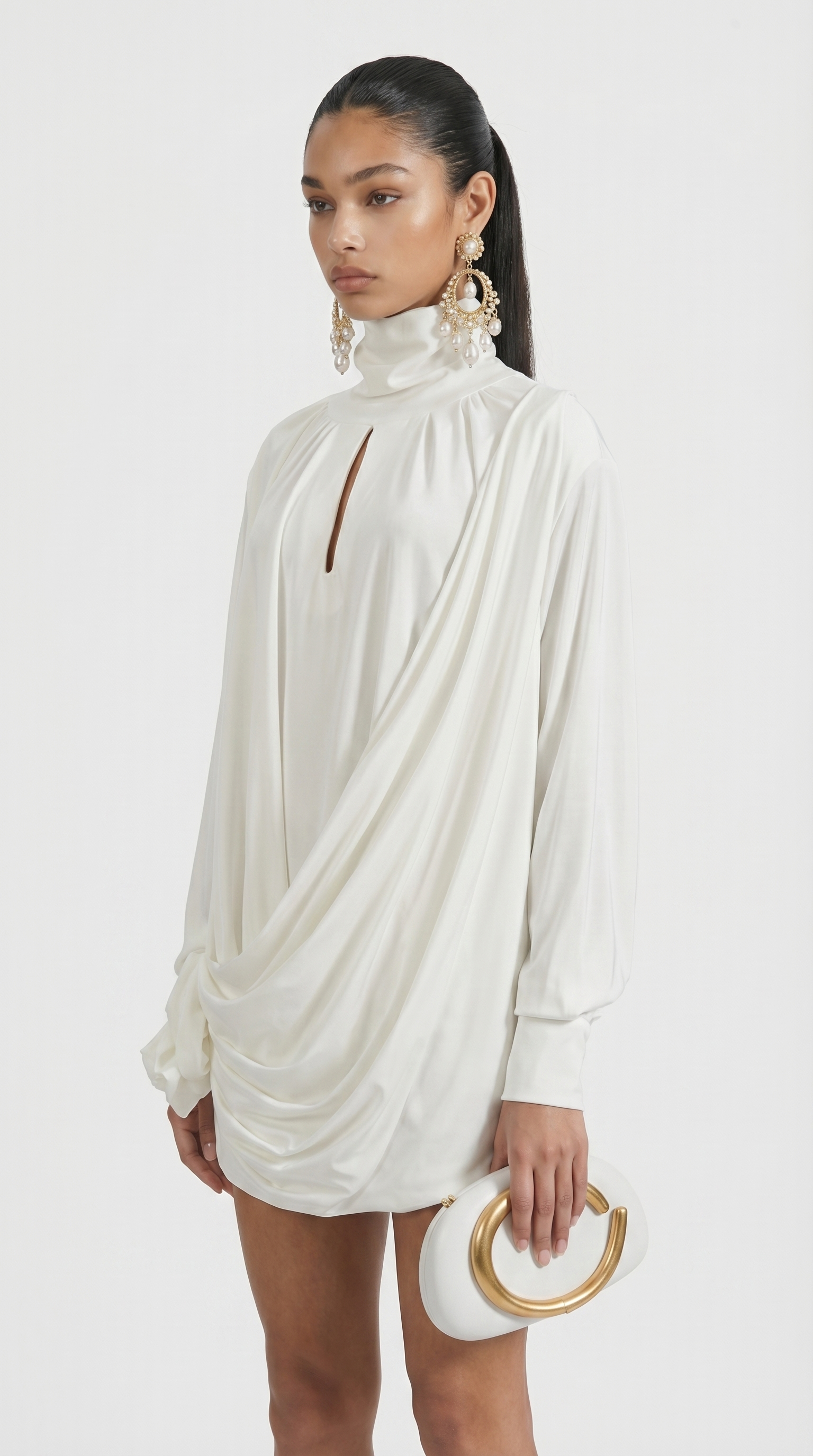 Vesa - Vestido mini drapeado de cuello alto con detalle de rosa